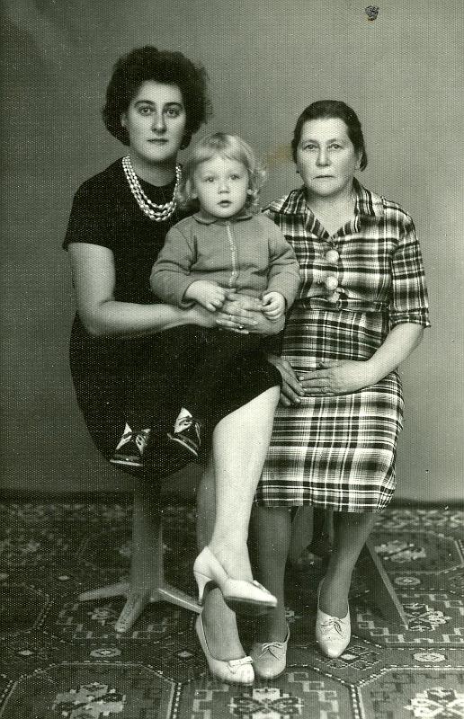 KKE 2386.jpg - Fot. W domu. Od lewej: Zofia Ciepluch – siostra Marii Kołakowskiej (z domu Bujko) – mama Janusza Kołakowskiego z synem i Michaliną Sliżewską, Lidzbark Warmiński, 1961 r